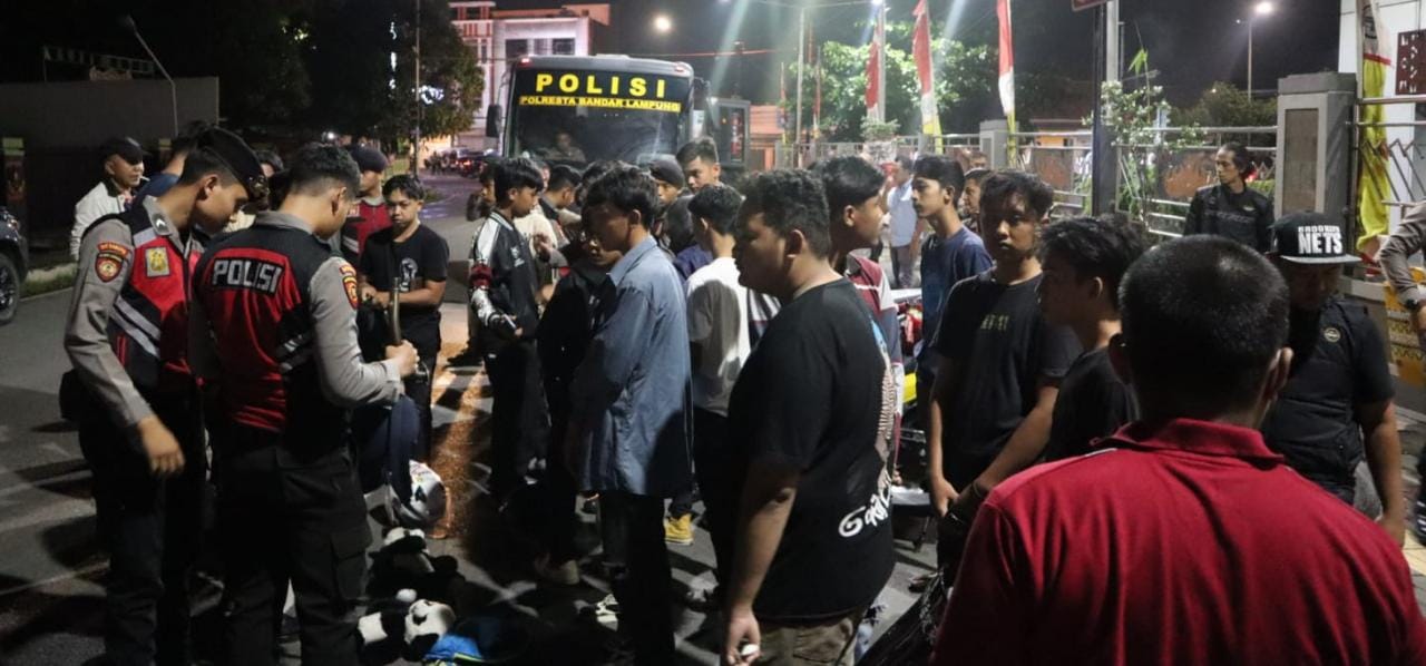 Anggota Polresta Bandar Lampung Bubarkan Remaja Nongkrong 