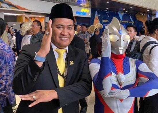 Pakai Kostum Ultraman, Jamaludin Malik Bikin Heboh Pelantikan DPR RI