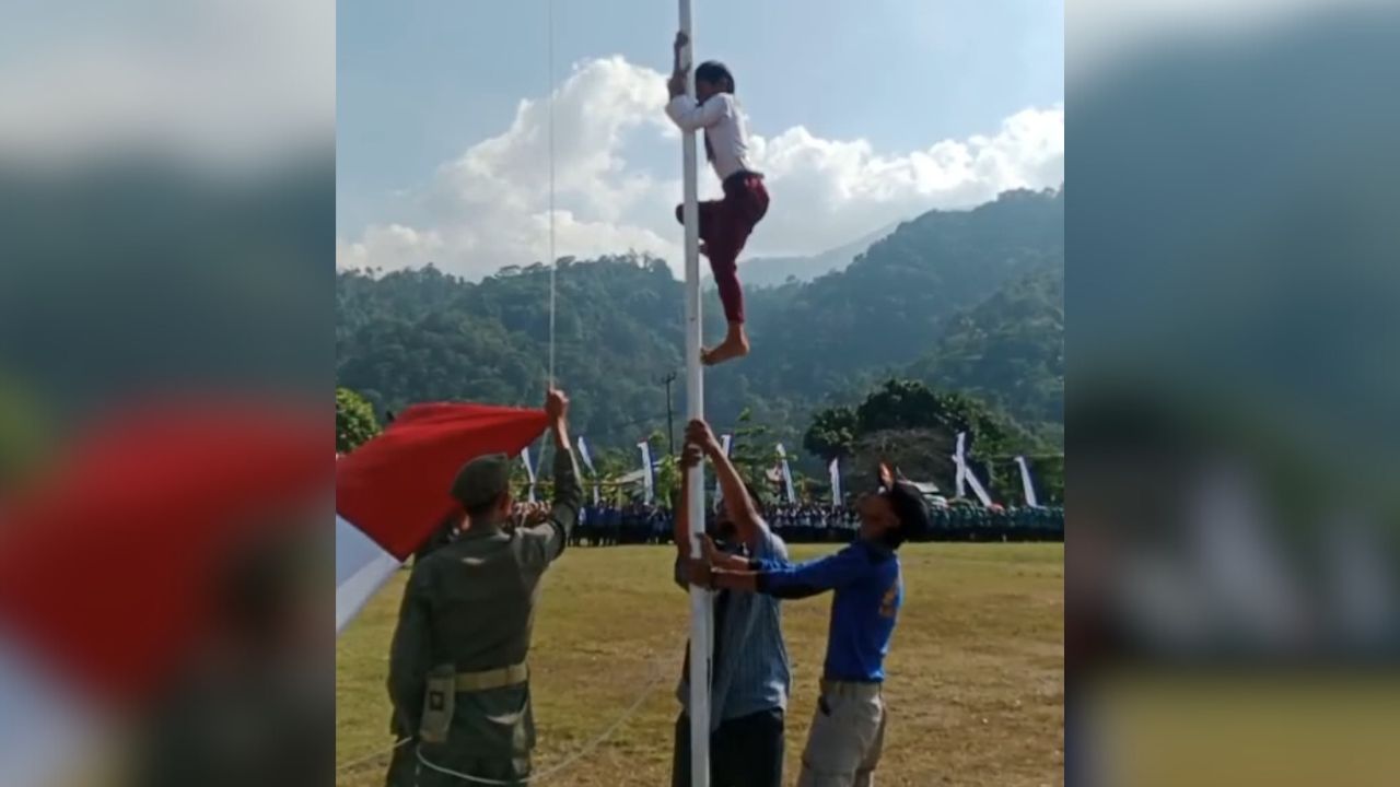 Heroik! Siswa SD Panjat Tiang Bendera Selamatkan Tali Putus Saat Upacara HUT RI 
