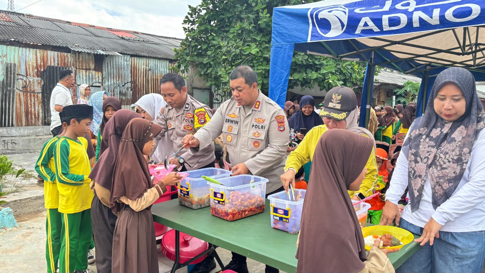 Polisi Berbagi: Polresta Bandar Lampung Bagikan 200 Porsi Makanan Gratis di Telukbetung Timur