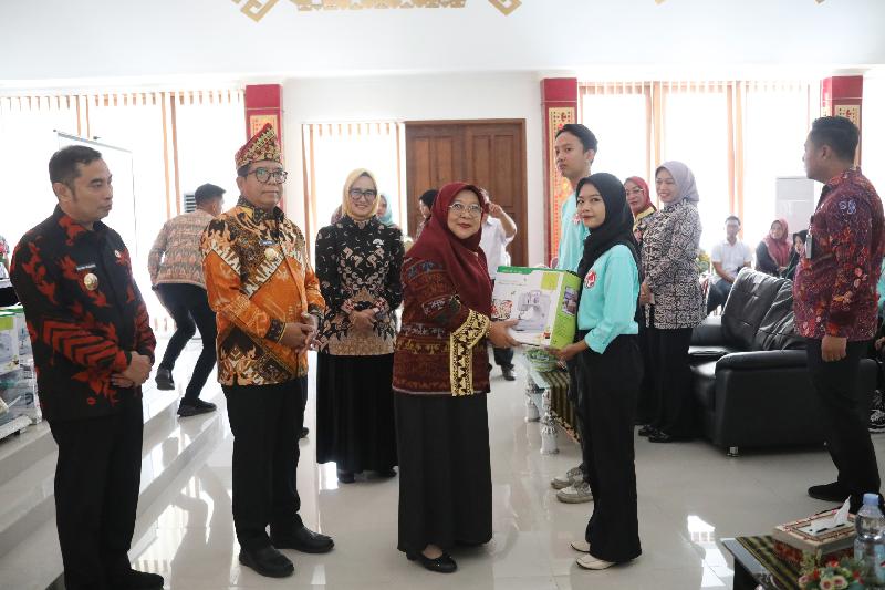  Pj Gubernur Lampung Tutup Program PKW 2024, Bagikan Bantuan Alat Tenun