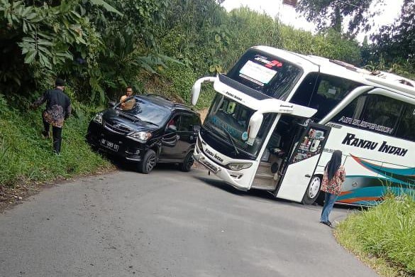 Mobil Bus Ranau Indah Terjebak di Tikungan Tajam, Jalan Liwa-Sukau Sempat Terganggu 