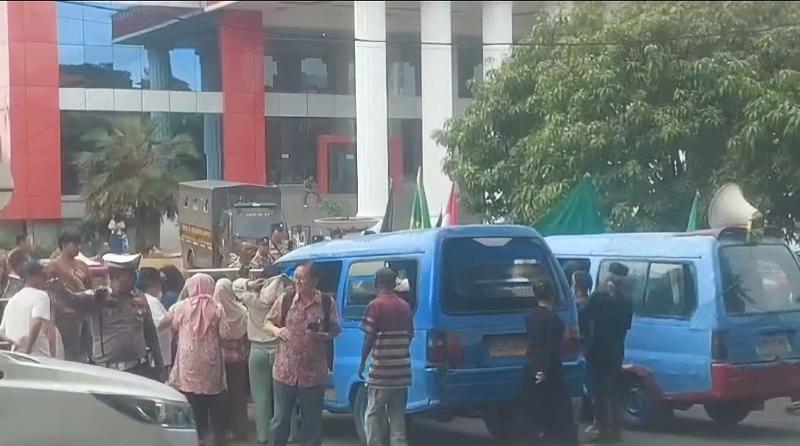 Massa Datangi Pemkot Bandar Lampung, Sampaikan Keluhan Pencemaran Lingkungan