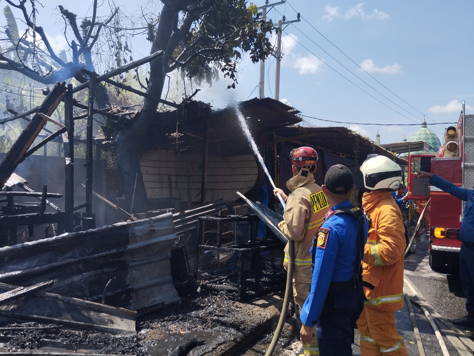 Gegara ODGJ Bakar Sampah, Kios Pedagang di Way Halim Terbakar