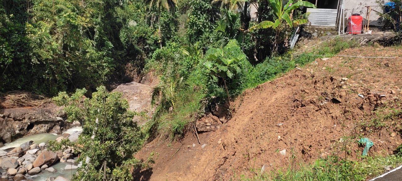 Banjir Bandang Way Pemancar, Longsor Ancam Rumah Warga