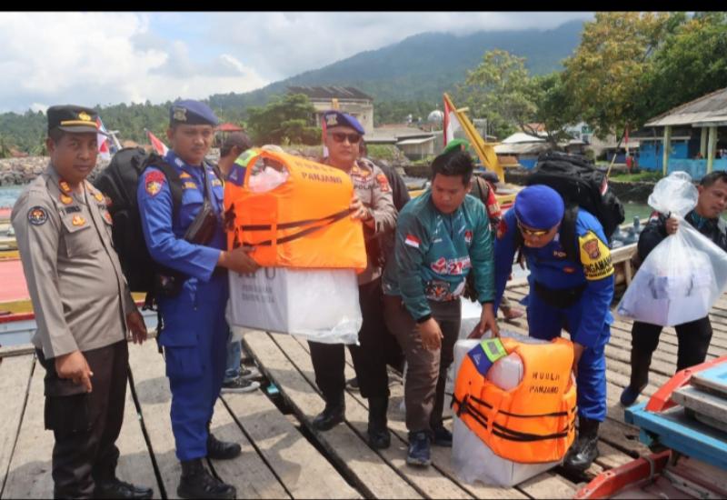 Polres Lamsel Kawal Pendistribusian Logistik Pilkada Menuju Pulau Sebesi