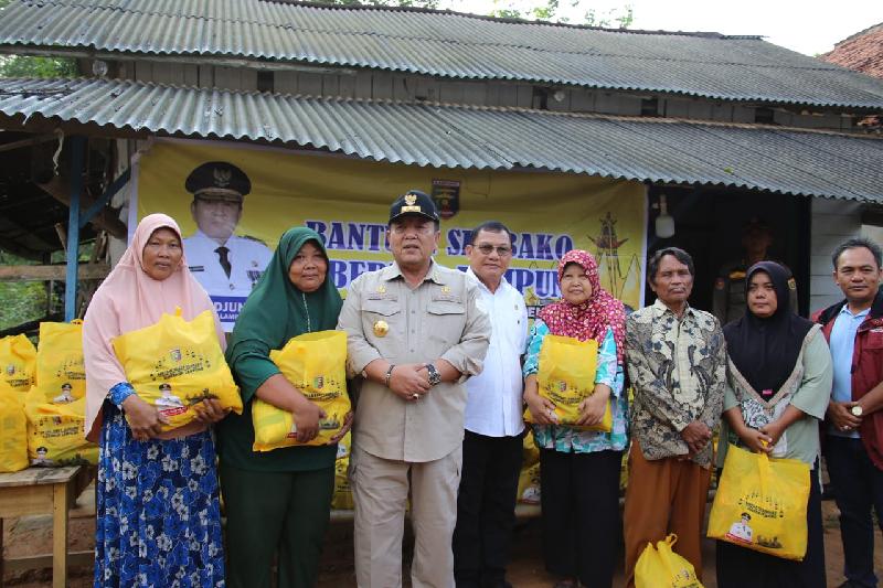 Arinal Berdialog dan Berikan Bansos ke Masyarakat Desa Berasan Makmur Kecamatan Tanjung Raya Mesuji