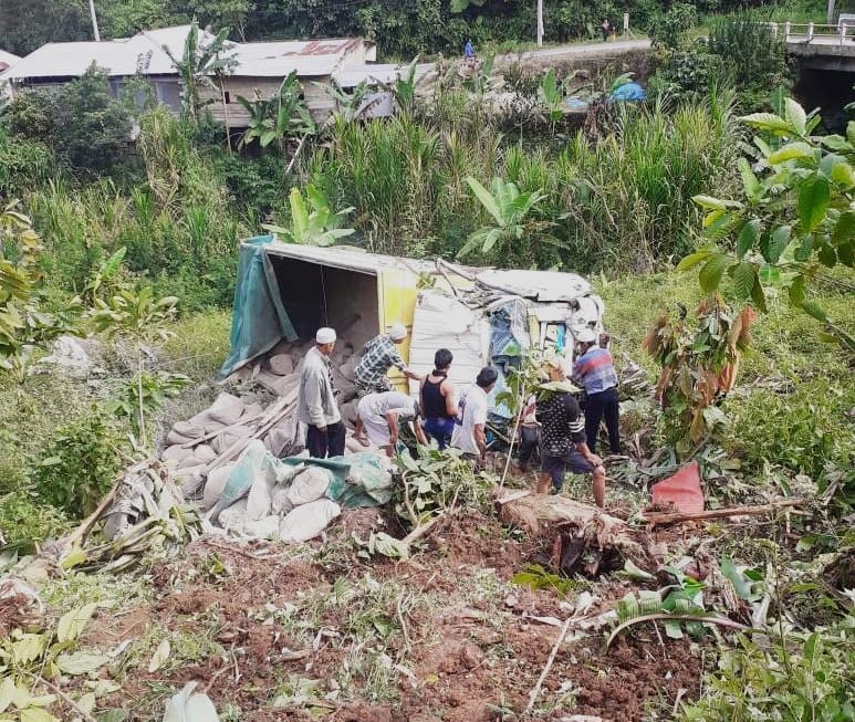 Rem Blong, Truk Angkutan Semen Terperosok di Jalur Sukabumi-Suoh
