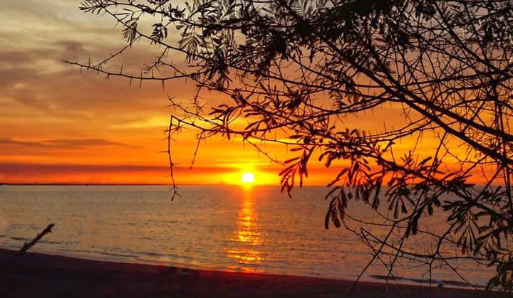 Banongan: Pantai Sunyi, Senja Menawan