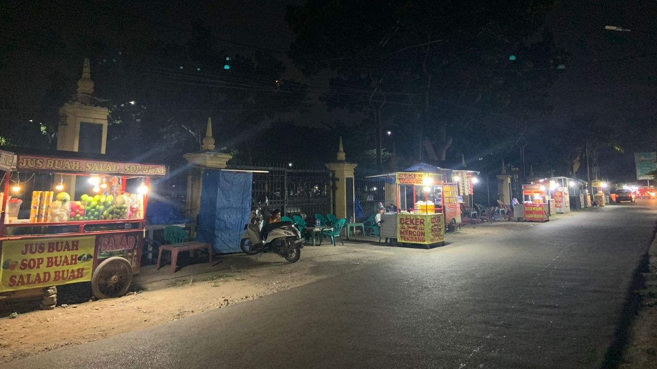 Pedagang di Luar Stadion Sumpah Pemuda Mengeluh Sepi Pembeli, Omzet Turun Drastis