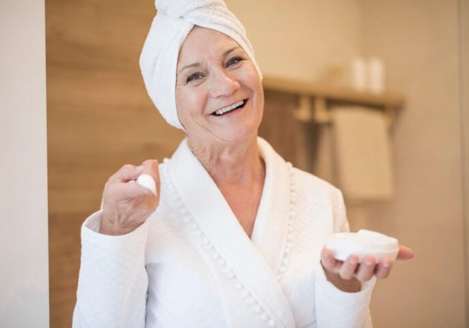 4 Facial Wash yang Bantu Samarkan Flek Hitam di Usia 50 Tahun