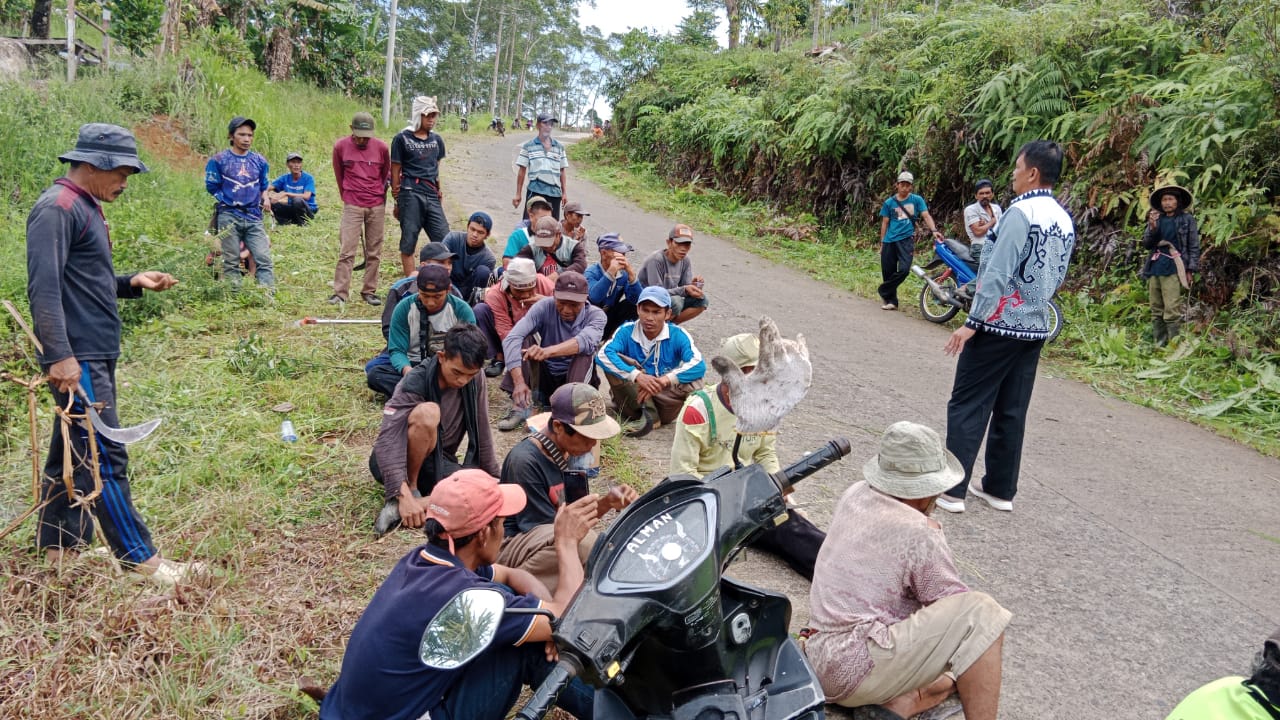 Sambut Kegiatan Musrenbang Kecamatan, Warga Tebaliokh Bersihkan Lingkungan