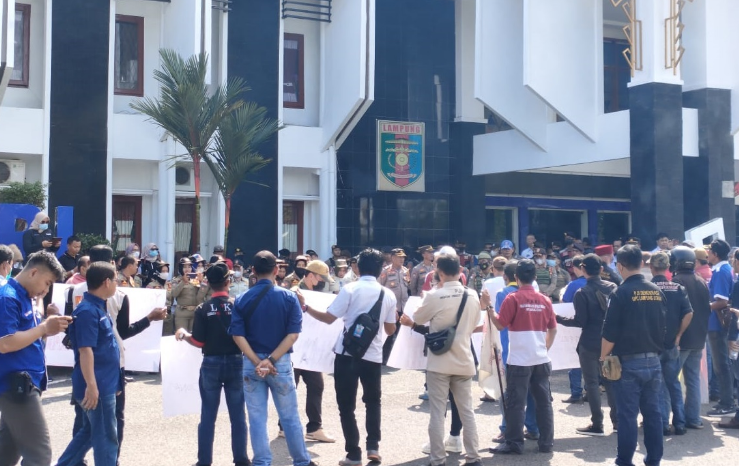Ratusan Wartawan Ngeluruk Sekretariat Pemkab dan DPRD Lampura, Tuntut Pembayaran Kerjasama