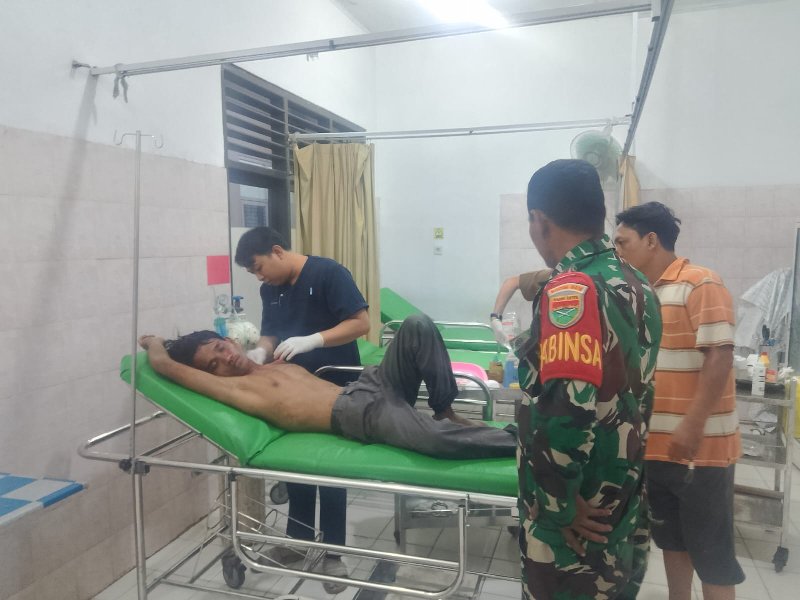 Babinsa Karang Maritim Selamatkan Terduga Pencuri HP dari Amukan Massa