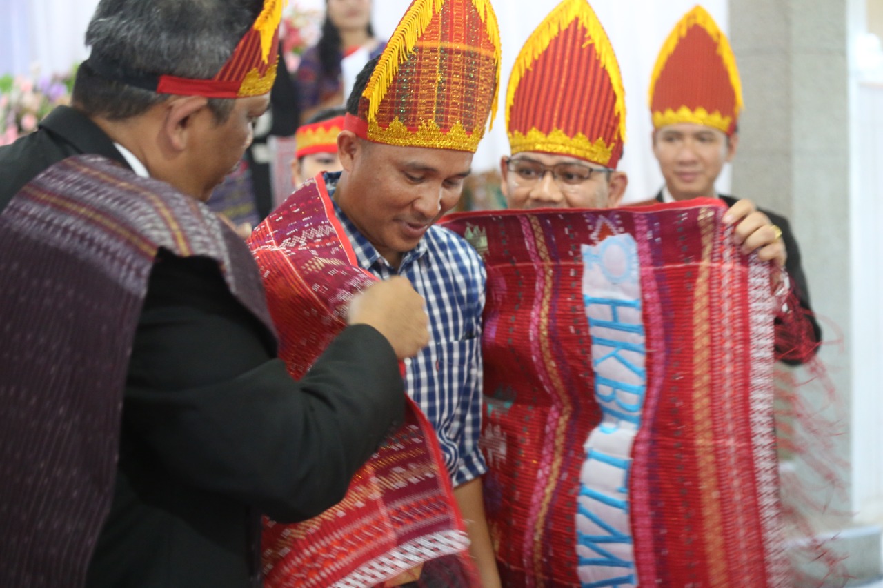 Bupati Lambar Terima Ulos Batak 