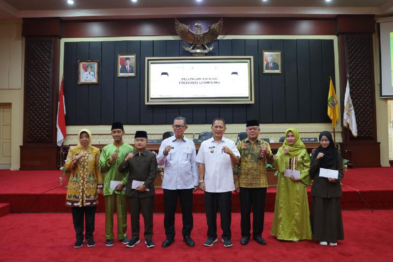 Sekdaprov Fahrizal Lepas Kafilah Lampung Ikuti Seleksi Tilawatil Qur'an dan Hadist Tingkat Nasional di Jambi