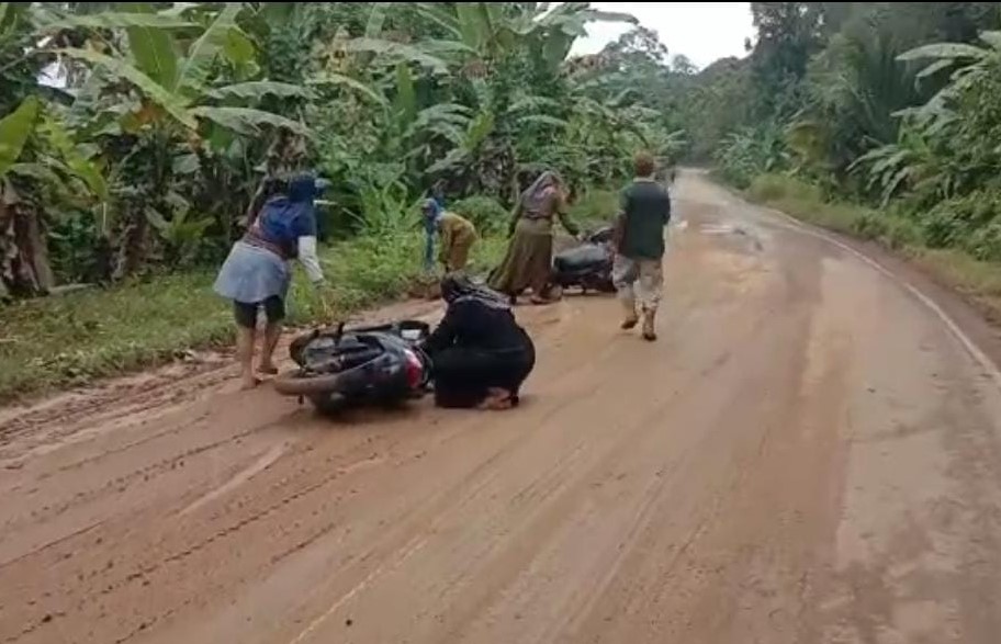 Badan Jalan Licin Akibat Tertutup Tanah, Sejumlah Pengendara Alami Lakalantas