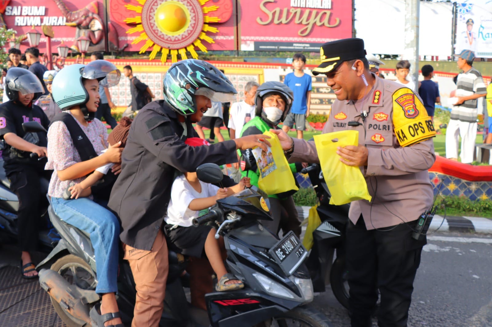 Kapolresta Bandar Lampung Bagikan Takjil ke Pengguna Jalan di Simpang Lungsir