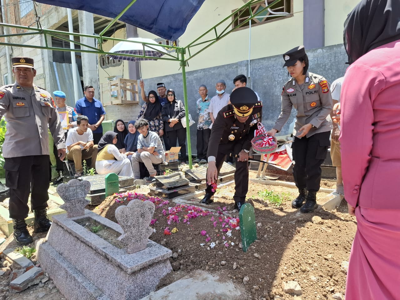 Penghormatan Terakhir, Kapolres Lampung Utara Pimpin Prosesi Pemakaman Kompol Suharjono