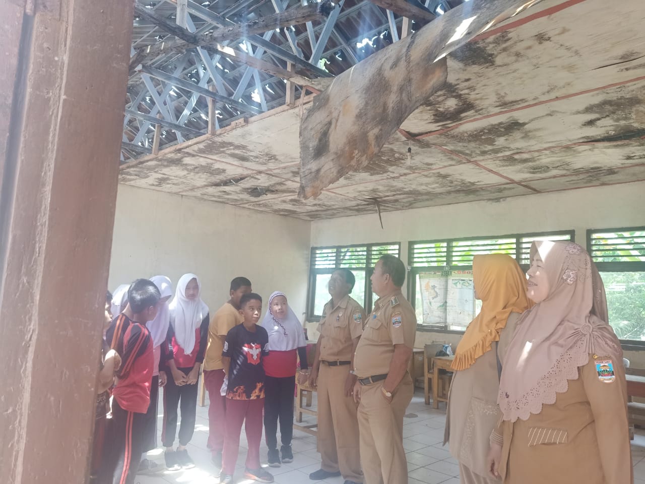 Camat Lemong Prihatin Lihat Kondisi SDN 109 Krui