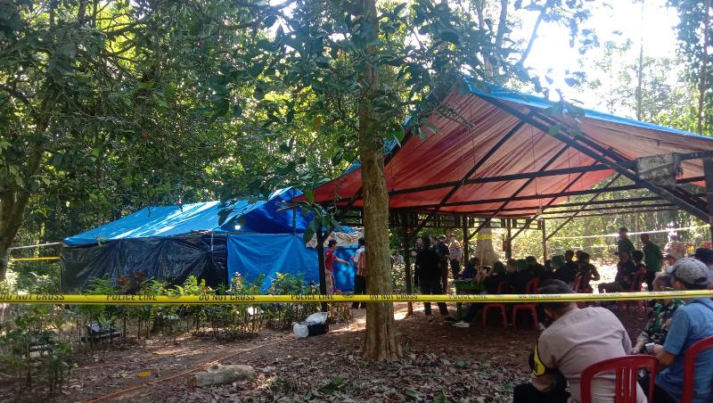 Tim Forensik RS Bhayangkara Polda Lampung Melakukan Ekshumasi Jenazah Bacaleg A Rozak