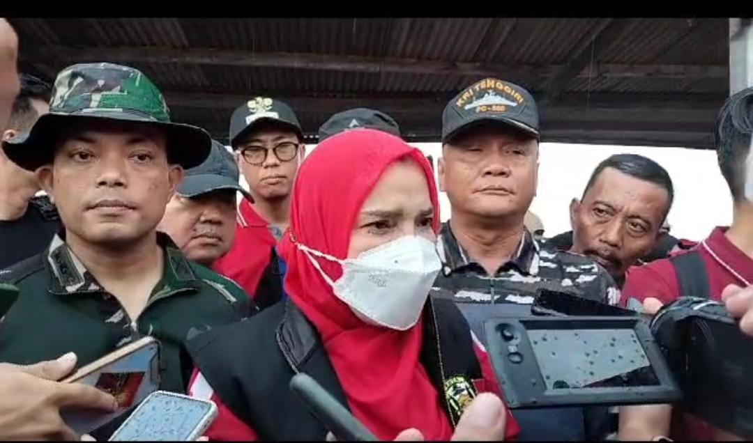 Walikota Eva Dwiana Turun Langsung Ikut Bersihkan Pantai Sukaraja Bersama Pandawara Group 