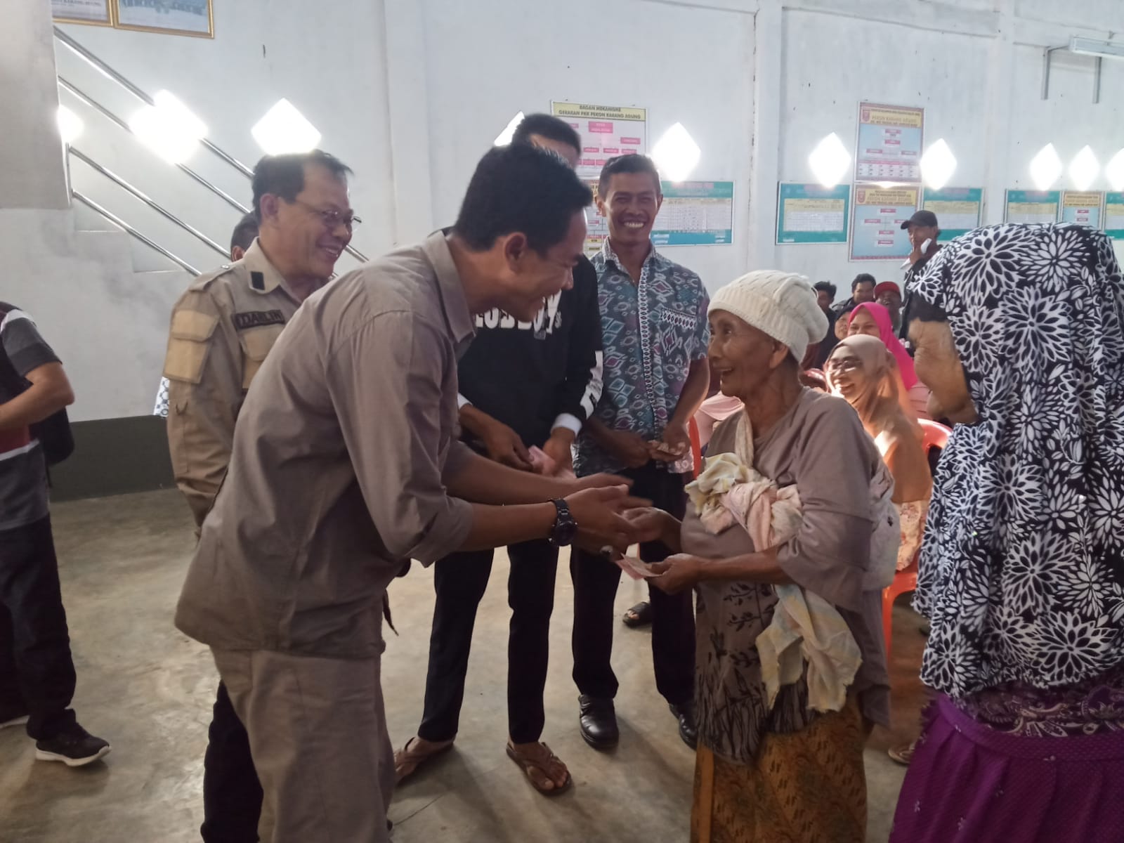 Salurkan BLT-DD Karangagung Camat Dahlin Ajak Warga Manfaatkan Pitu Program PM 