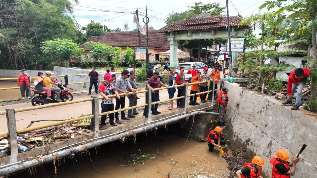 Bupati Lampung Selatan Tinjau Dampak Banjir di Hajimena