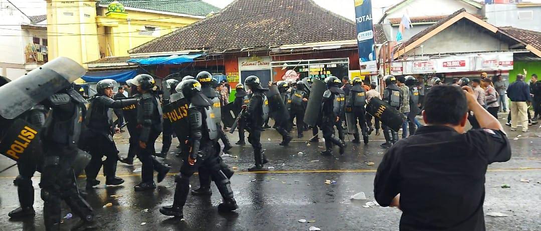 Wartawan Diintimidasi Oknum Polisi saat Meliput Aksi Unjuk Rasa di Depan Gedung DPRD Lampung 