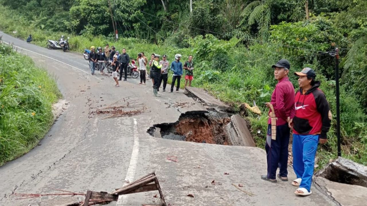 Hujan Deras Picu Jalan Amblas di Tanjakan Wayrobok, Akses Nyaris Putus