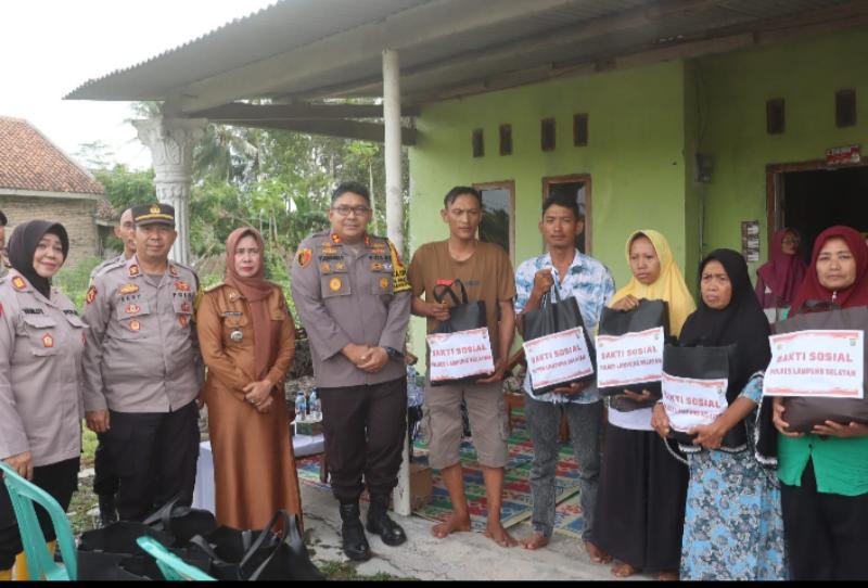 Kapolres Lampung Selatan Berikan Tali Asih Kepada Korban Puting Beliung di Tanjung Sari