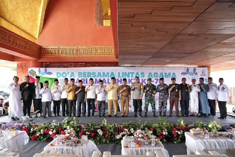 Gubernur Arinal Bersama 5 Pemuka Agama dan Masyarakat Lakukan Doa Bersama Lintas Agama di Menara Siger 