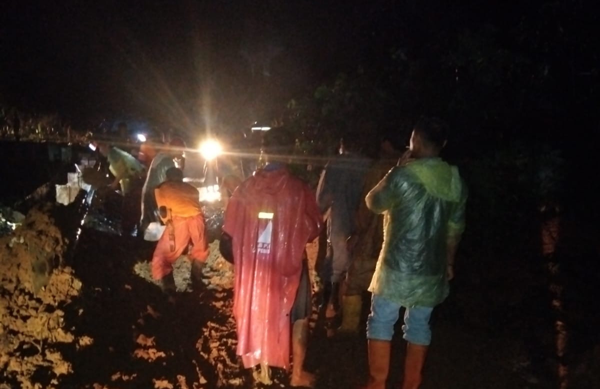 ‎Tanah Longsor Berhasil Dibersihkan, Ruas Jalan Liwa–Krui Kembali Normal