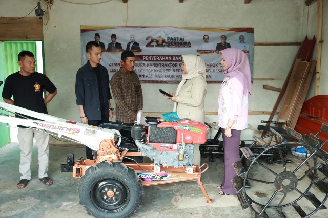 Anggota DPRD Lampung Elly Wahyuni Serahkan Bantuan Hand Tractor