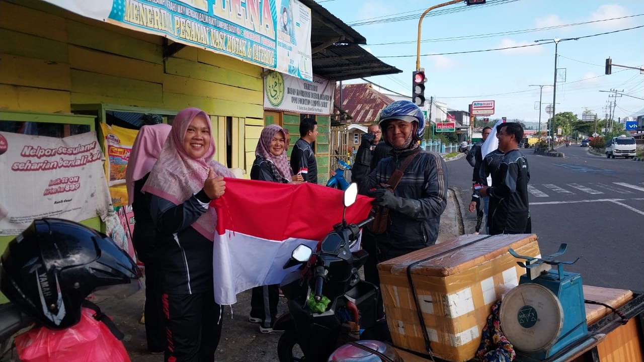DPMPTSP Lampung Barat Bagikan Bendera Merah Putih kepada Masyarakat