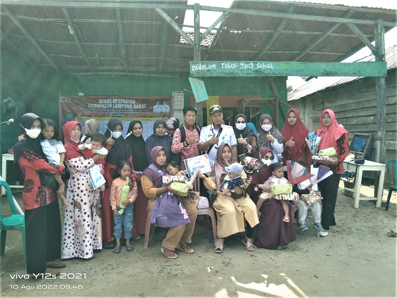 Tinjau Posyandu, Lurah Sekincau dan Istri Beri Kejutan