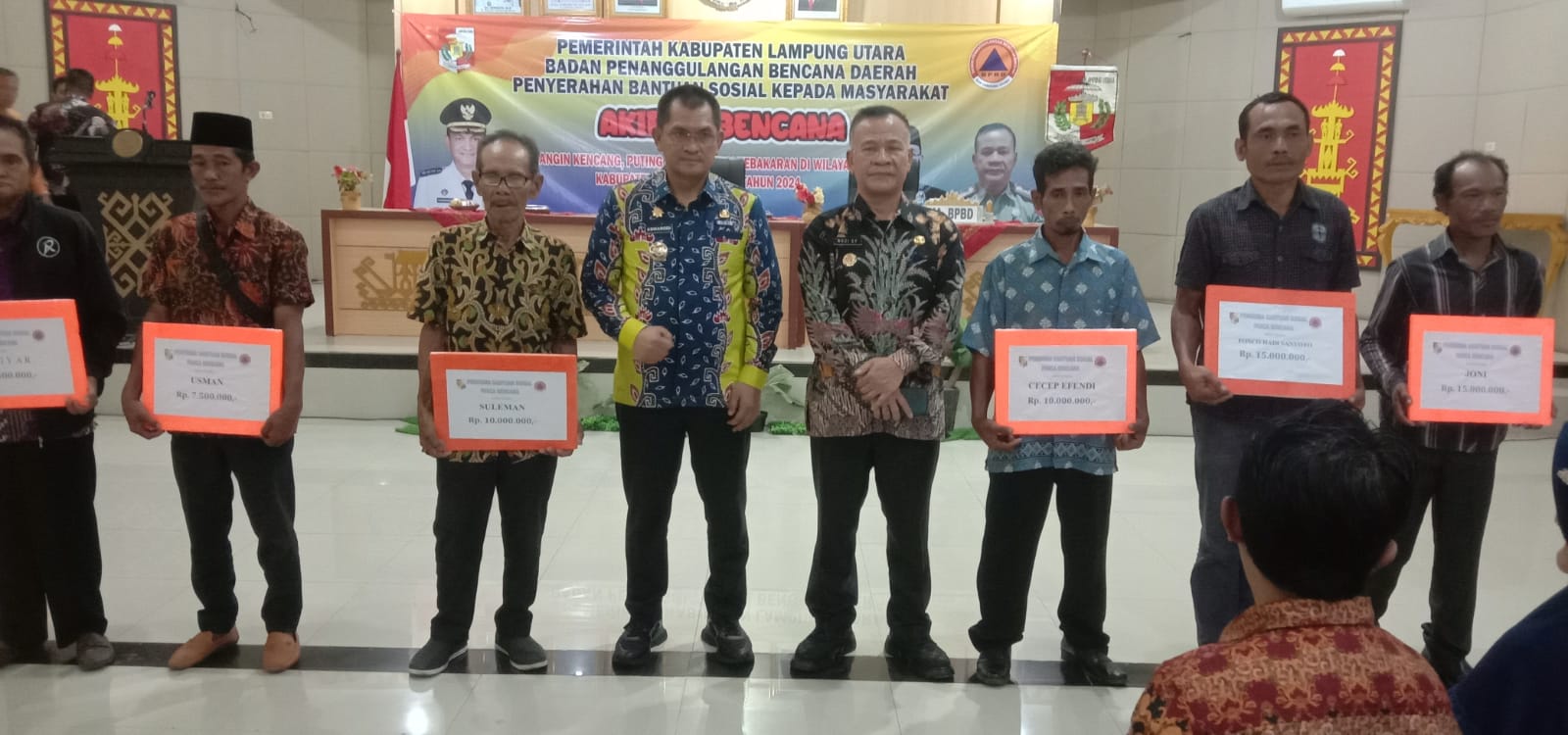 Pemkab Lampung Utara Bagikan Bantuan Korban Bencana Alam Kepada 64 KK