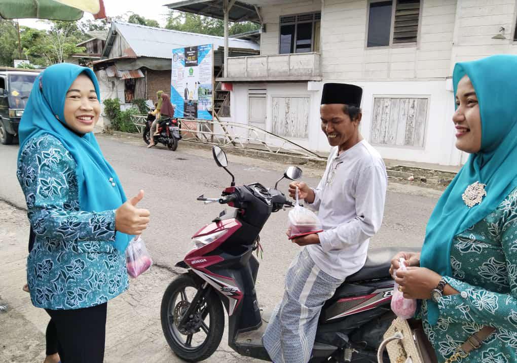 TP-PKK Tanjung Raya Berbagi Takjil Sasar Pengguna Jalan