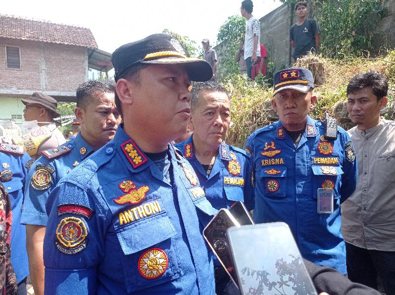 Damkar Bandar Lampung Terjunkan 60 Personel untuk Padamkan Kebakaran di Tanjung Karang Timur