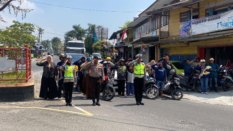 Beri Penghormatan Detik-Detik Proklamasi, Satlantas Polres Lampung Barat Hentikan Aktivitas Kendaraan