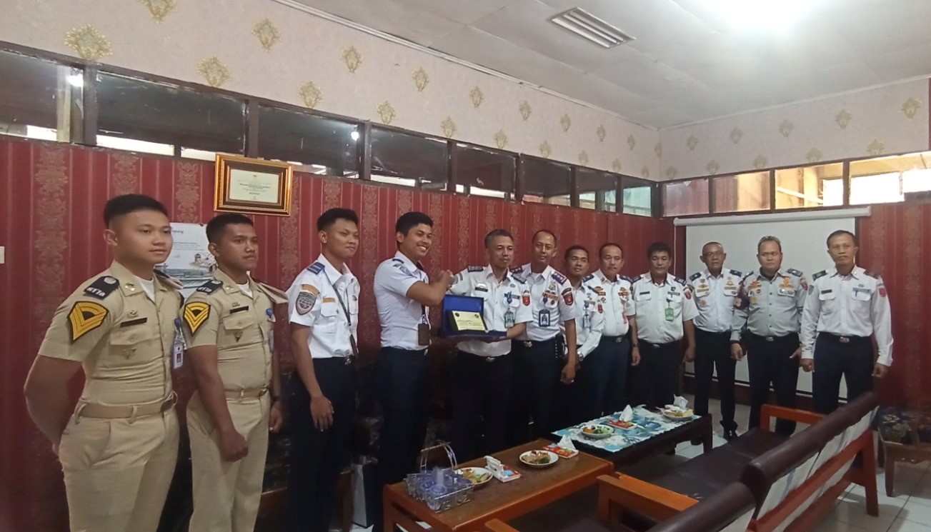 Tugas PKL dan Magang Taruna-taruni PTDI STTD di Dishub Lampung Barat Berakhir 