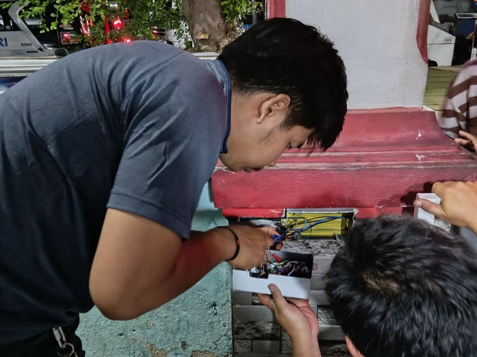 Mahasiswa KKN Unila Pasang Fingerprint di Portal Masuk RT 11 Gunung Sari untuk Cegah Curanmor