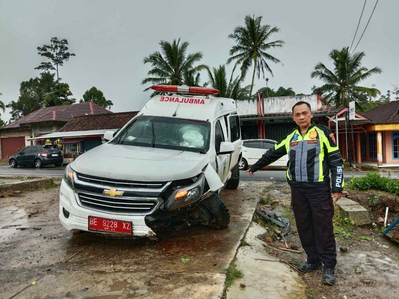 Hindari Tabrakan, Ambulance Rujuk dari Krui Hantam Gorong-Gorong di Sumber Jaya 