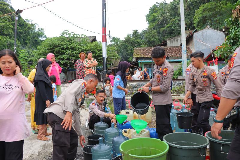 Polresta Bandar Lampung Bagikan Ribuan Liter Air Bersih untuk Warga Terdampak Banjir di Dua Lokasi