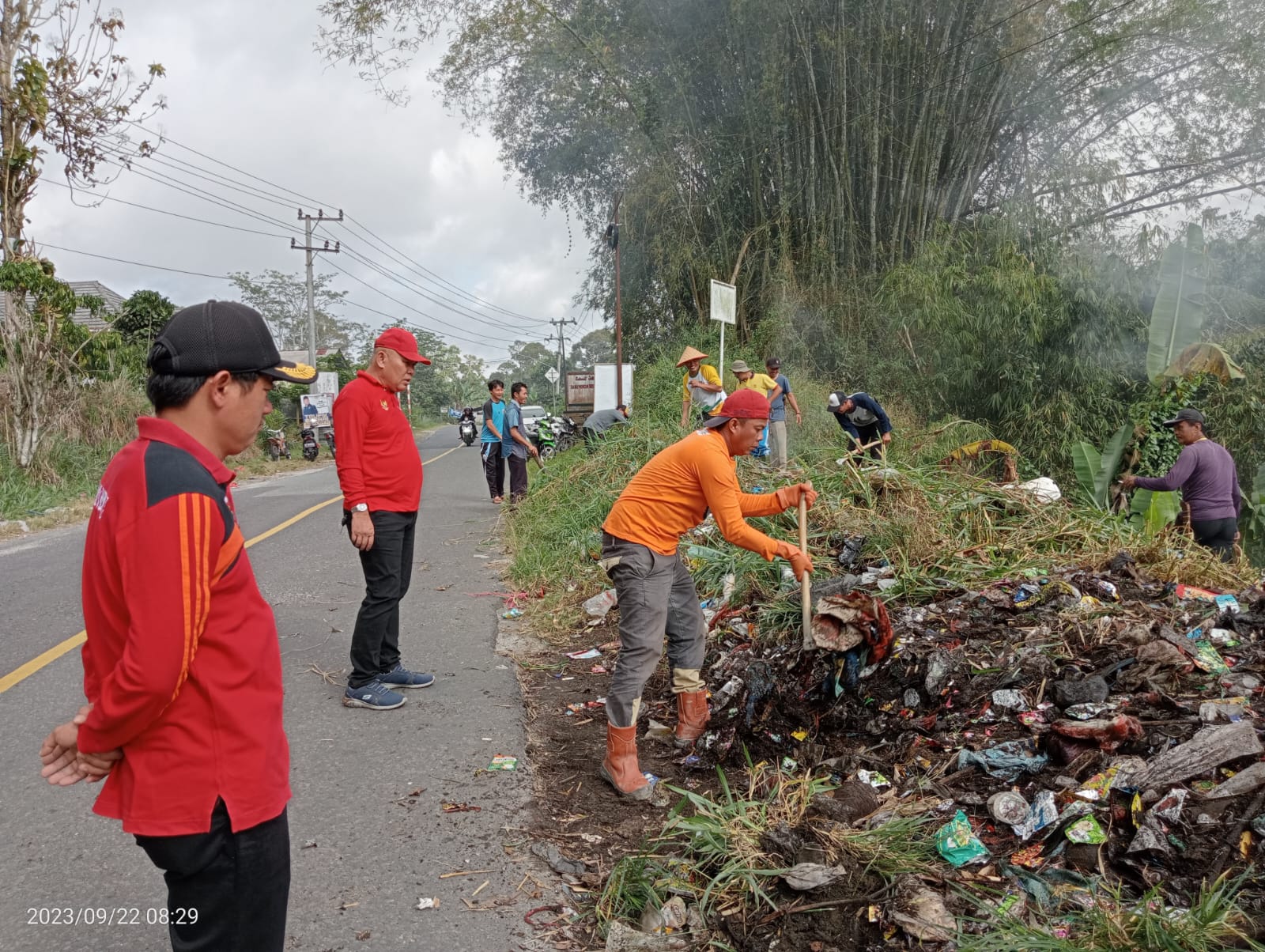 Kompak, Warga Bersama Aparat Pekon Bedudu dan Kejadian Bersihkan Sampah di Jalan Nasional