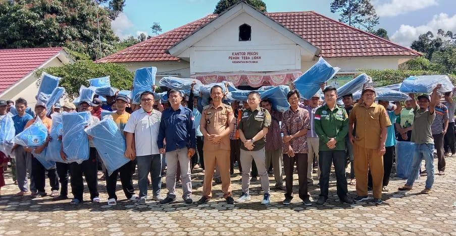 Bantu Tingkatkan Mutu dan Kualitas Kopi, Peratin Tebaliokh Bagikan Bantuan Terpal