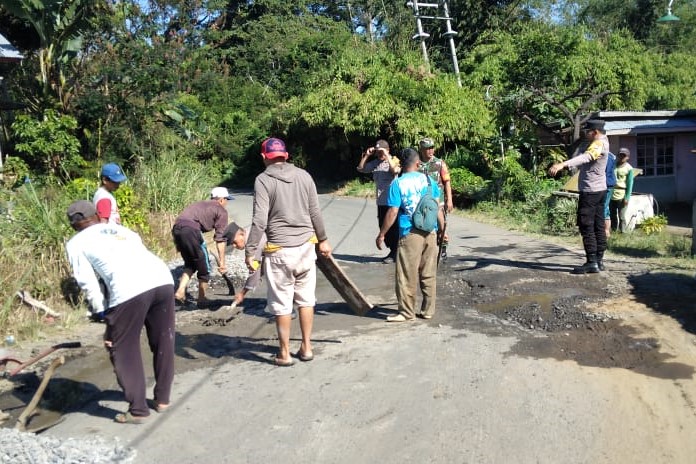 Bosan Keluhkan Jalan Rusak, Warga Sukau Perbaiki Ruas Jalan Liwa-Ranau Secara Swadaya 