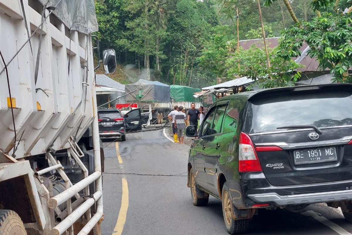 Dua Tiang Listrik di Jalan Liwa-Krui Roboh, Sebabkan Kemacetan