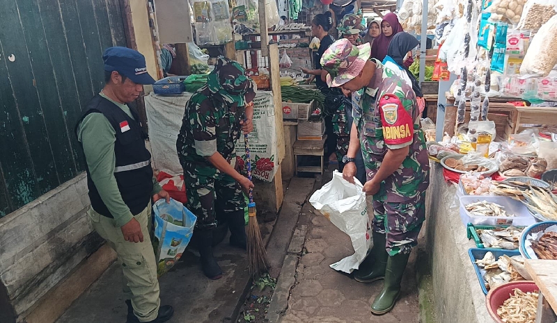 Babinsa Kedaton Bersama Warga Gelar Kamis Bersih di Pasar Tempel Way Halim