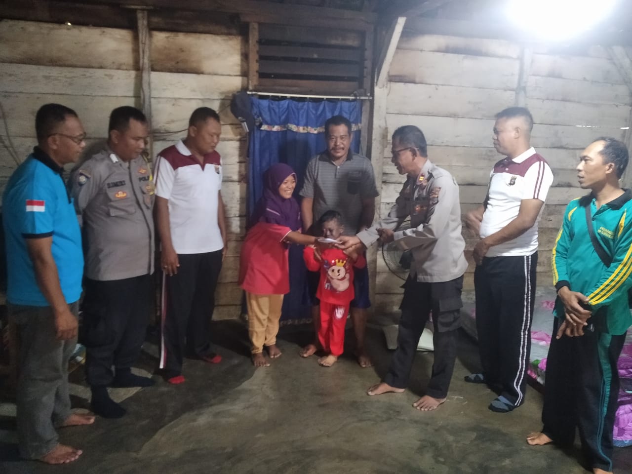 Kapolsek Buay Bahuga Memberikan Tali Asih pada Anak Penderita Xeroderma Pigmentosum